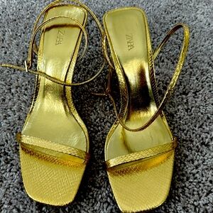 Never Worn Zara Gold Strappy Sandal size 10